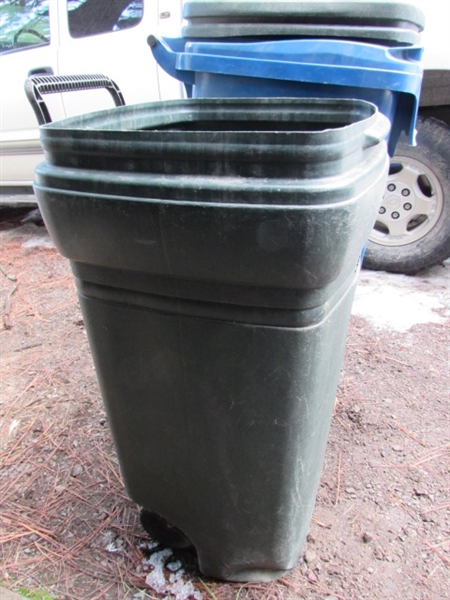 RUBBERMAID OUTDOOR ROLLING GARBAGE CAN AND RECYCLES BIN