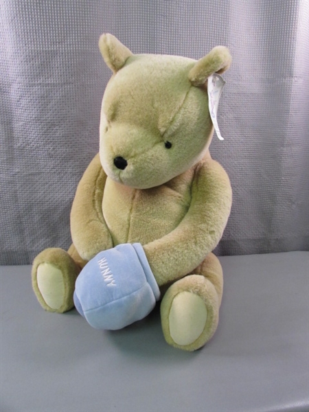 Vintage Plush Gund Classic Pooh 18