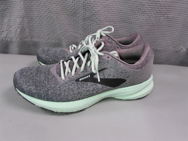 Women's 9.5 Brooks Running Shoes