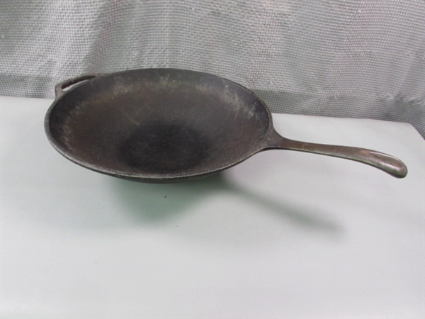 Lodge Cast Iron Skillet Stir Fry Wok 12