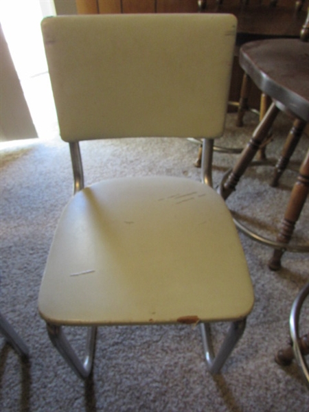 VINTAGE CRACKED ICE TABLE W/3 CHAIRS & LEAF