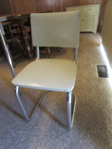 VINTAGE CRACKED ICE TABLE W/3 CHAIRS & LEAF