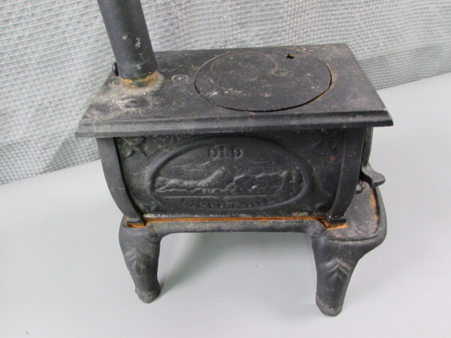 Lot Detail - Old Mountain Miniature Cast Iron Stove and Accessories