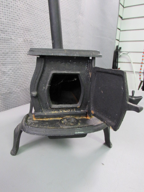 Lot Detail - Old Mountain Miniature Cast Iron Stove and Accessories