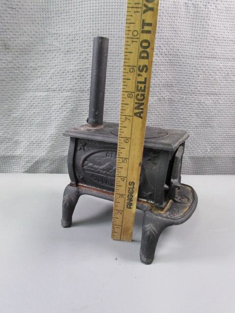 Antique Small Cast Iron Old Mountain Stove Approx 10 Wide 