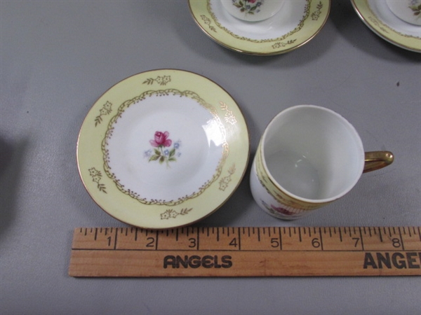 Saji Fine China Teacups and Saucers