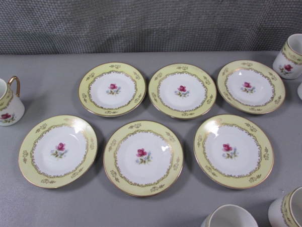 Saji Fine China Teacups and Saucers