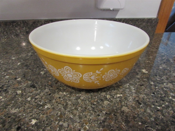 Vintage Pyrex 403 2 1/2 Qt Butterfly Gold Mixing Bowl