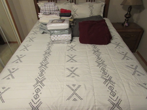 Queen Size: Sheets, Pillowcases, & Blankets