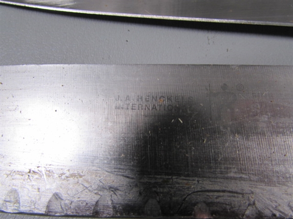 Cutting Board W/Knives