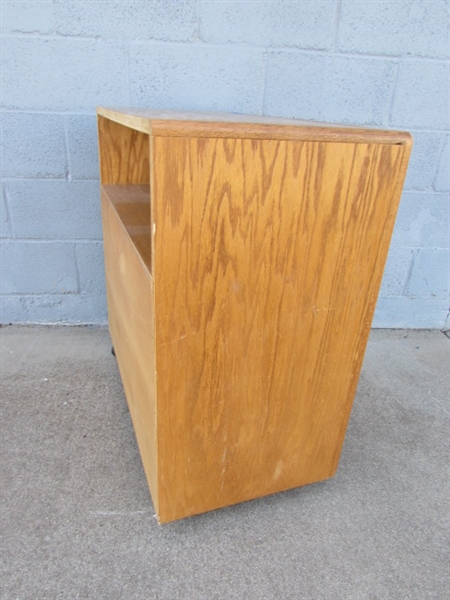Oak Cabinet w/2-Door Storage Compartment