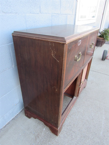 Vintage/Antique Zenith Phonograph cabinet with Turntable