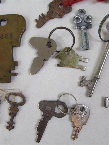 Collection of Skeleton Keys & Other VTG Keys