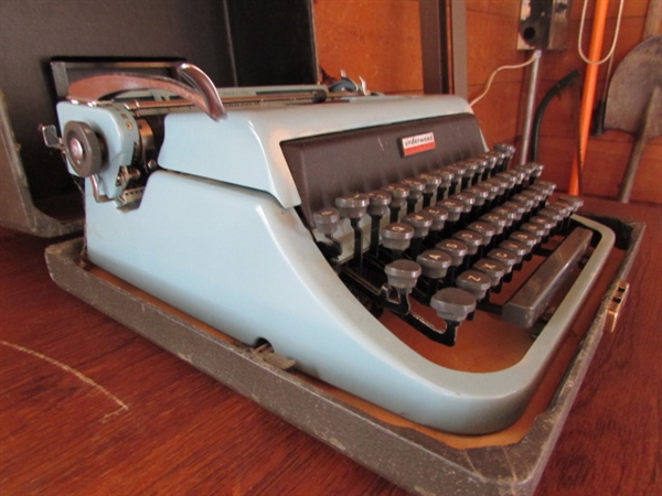 Vintage Universal Underwood Golden Touch Blue Typewriter in Case