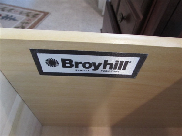 Pair of Broyhill Quality Furniture Night Stands