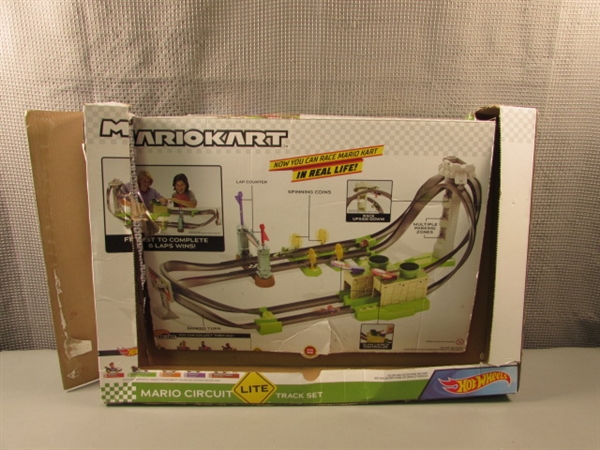 Hot Wheels Mario Kart Mario Circuit Lite Track Set