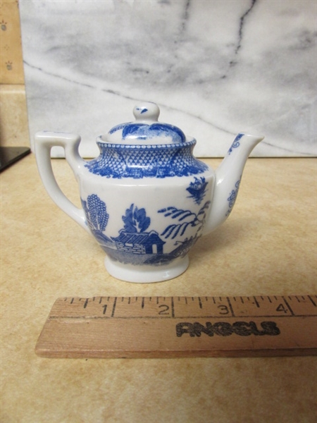 VINTAGE/ANTIQUE MINIATURE TEA SET W/EXTRAS