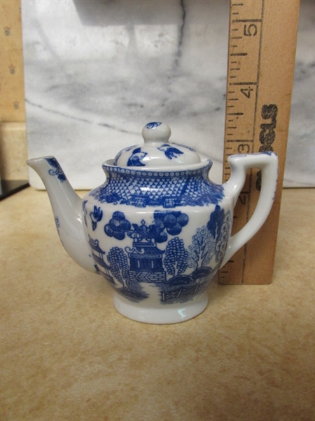 VINTAGE/ANTIQUE MINIATURE TEA SET W/EXTRAS