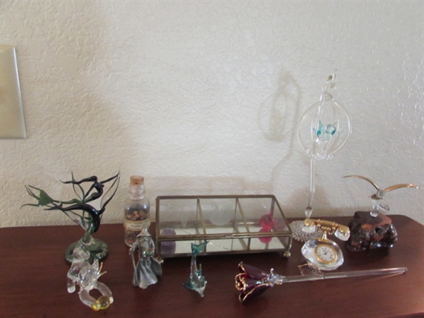 CRYSTAL, GLASS & STONE NIC-NACS W/LEADED GLASS DISPLAY BOX