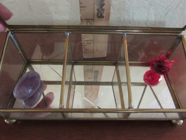 CRYSTAL, GLASS & STONE NIC-NACS W/LEADED GLASS DISPLAY BOX