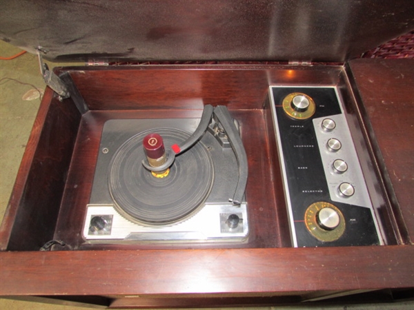 Vintage Airline High Fidelity Phonograph w/Records