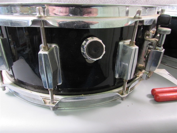 Pair of Drums Remo Weatherking Emperor X Snare Drums and Drumsticks