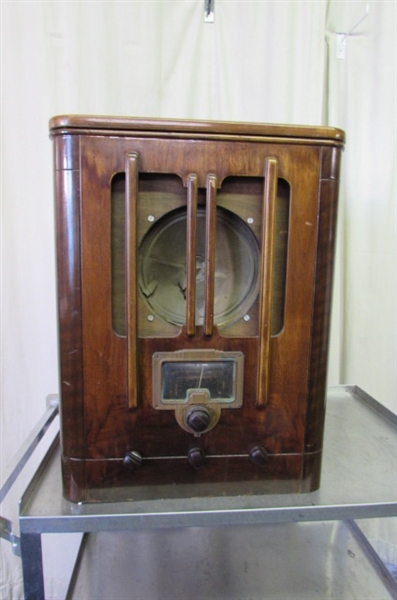 Vintage RCA Victor Radio Record Player