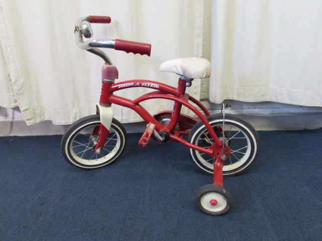 radio flyer bike with training wheels