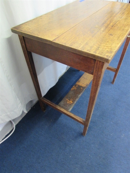 Antique Quarter-sawn Oak Table With Drawer