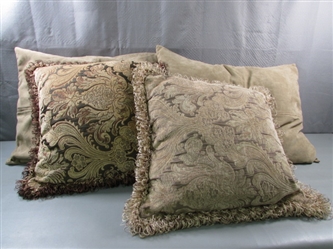 ACCENT/THROW PILLOWS IN BROWN TONES