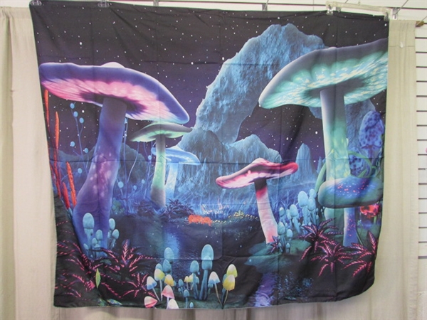 PSYCHEDELIC MUSHROOM WALL TAPESTRY