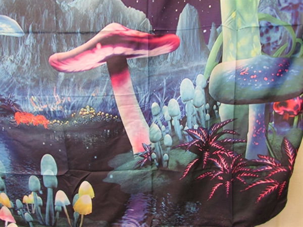 PSYCHEDELIC MUSHROOM WALL TAPESTRY
