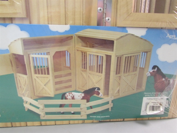 MELISSA & DOUG FOLDING HORSE STABLE