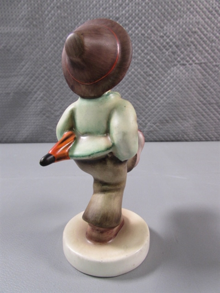 HAPPY TRAVELER HUMMEL FIGURINE