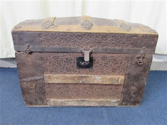 SMALL VINTAGE ANTIQUE DOME TOP TRUNK