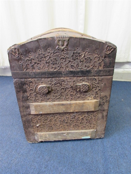 SMALL VINTAGE ANTIQUE DOME TOP TRUNK