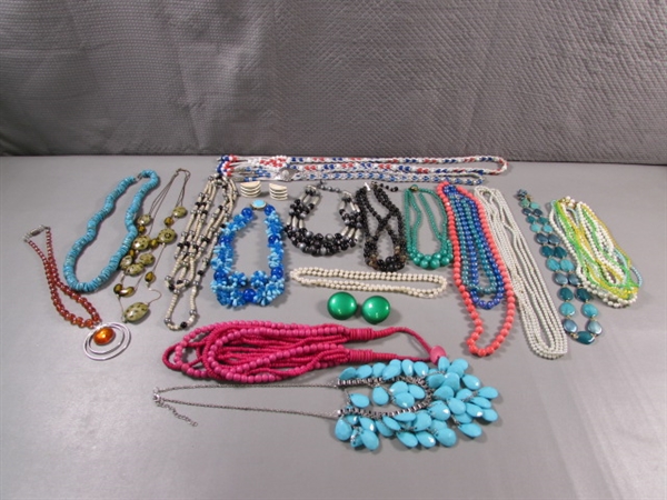 LARGE ASSORTMENT OF VINTAGE FASHION NECKLACES & EARRINGS