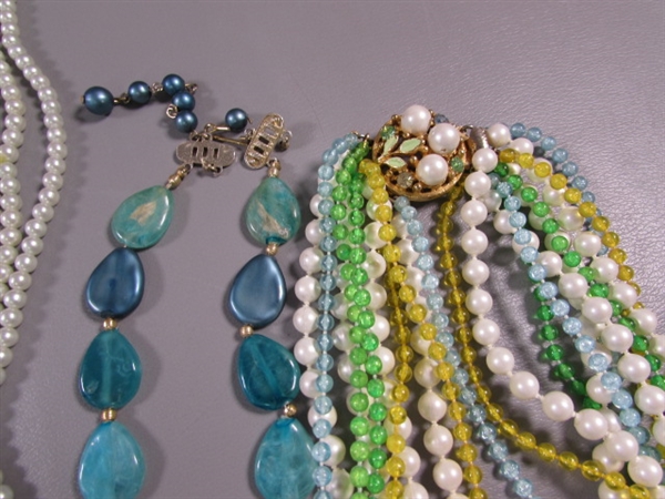 LARGE ASSORTMENT OF VINTAGE FASHION NECKLACES & EARRINGS