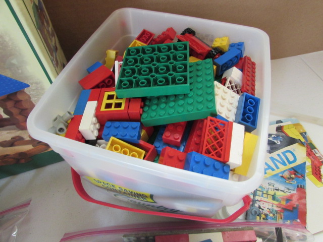 Lot Detail - LEGOS- LINCOLN LOGS