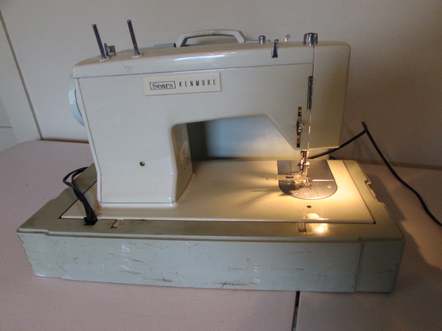 Lot Detail - VINTAGE KENMORE SEWING MACHINE IN CASE - WORKS