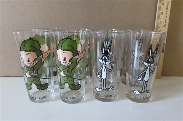 VINTAGE BUGS BUNNY AND ELMER FUDD GLASSES