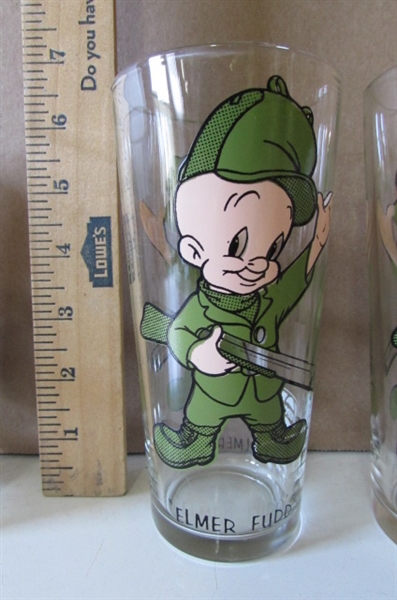 VINTAGE BUGS BUNNY AND ELMER FUDD GLASSES