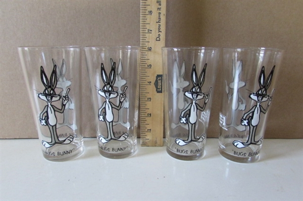 VINTAGE BUGS BUNNY AND ELMER FUDD GLASSES