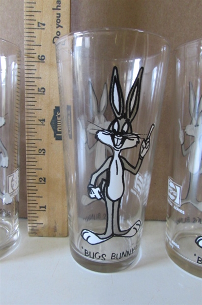 VINTAGE BUGS BUNNY AND ELMER FUDD GLASSES