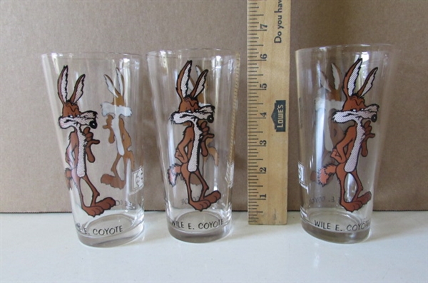 VINTAGE WILE E COYOTE AND SPEEDY GONZALES GLASSES