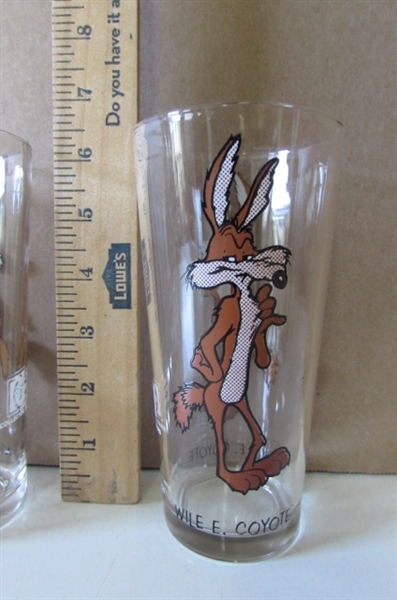 VINTAGE WILE E COYOTE AND SPEEDY GONZALES GLASSES