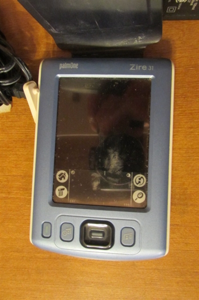 PHONES & ACCESSORIES