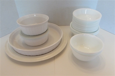 A MIX OF CORNING BOWLS AND BAKEWARE