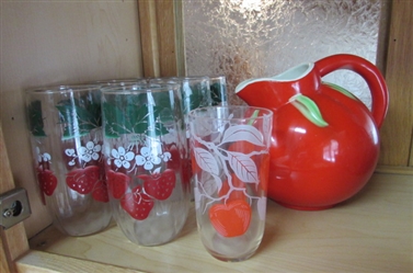 1940S PANTRY PARADE TOMATO PITCHER AND STRAWBERRY VINTAGE DRINKING GLASSES