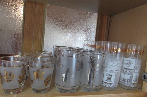 1950'S LIBBEY GOLD AND SILVER FOLIAGE GLASSWARE WITH ADDITIONAL VINTAGE TUMBLERS